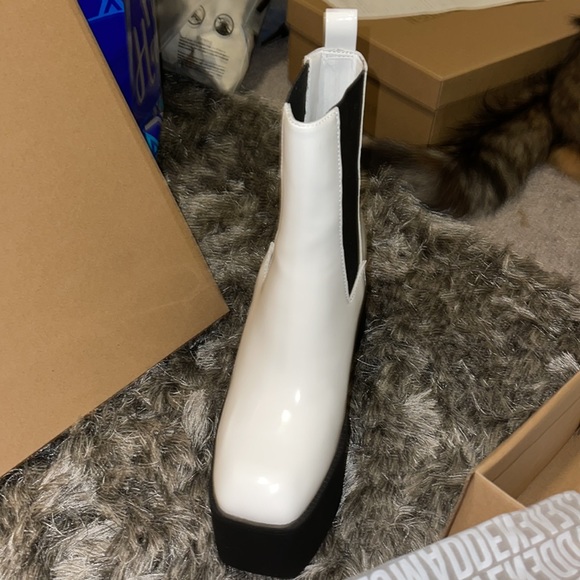 STEVE MADDEN!! BRAND NEW NEVER BEEN WORN BEFORE TEASER WHITE PATENT HEEL BOOTS - Picture 7 of 13